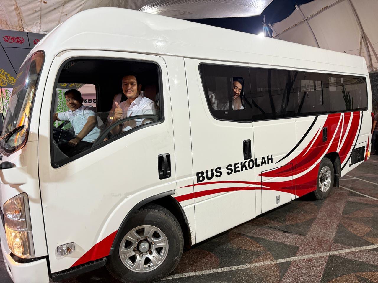 Terima Bantuan 2 Unit Bus Sekolah dari Kemenhub RI, Wako Pekanbaru: Kita Gratiskan untuk Pelajar