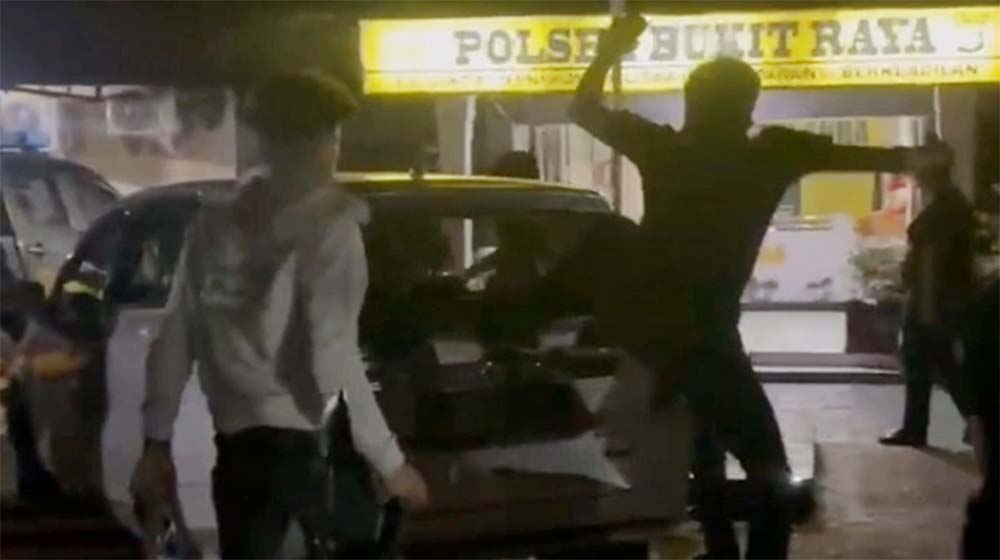 Gawat! Aksi Debt Collector Semakin Brutal, Seorang Wanita Dikeroyok di Halaman Mapolsek Bukitraya