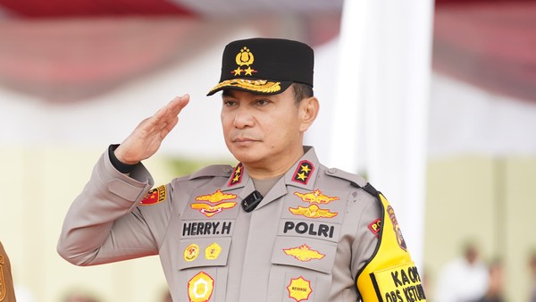 Copot Kapolsek Bukit Raya, Kapolda Riau Tegaskan Tak Ada Ampun Bagi Debt Collector Brutal