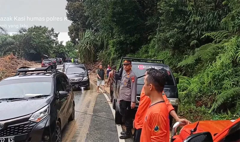 Jalan Lintas Utama Pekanbaru-Kuansing Longsor, Polisi Berlakukan Buka Tutup