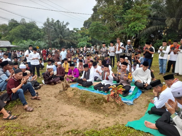 Hari Raya Enam, Bupati Kampar Ahmad Yuzar Lepas Rombongan Ziarah Kubur di Kampung Godang Pulau Lawas