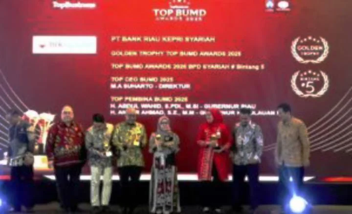 Gubri Abdul Wahid dan Gubernur Kepri Ansar Ahmad Raih Golden Trophy Top BUMD