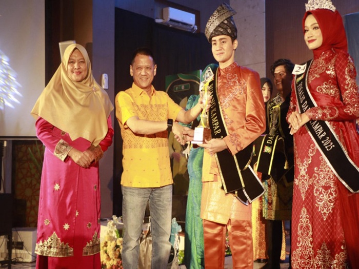M. Agus Saputra dan Zaskya Mahaputri Bujang Dara Kampar 2025