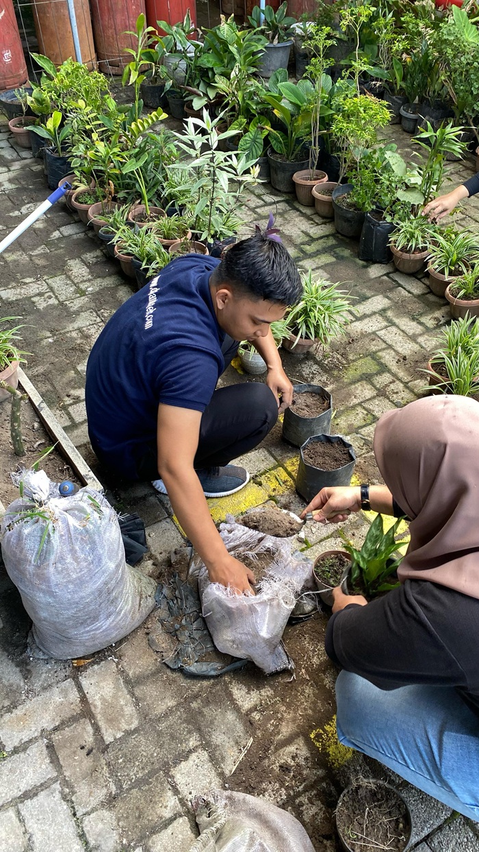 Kembali Aktif Usai Libur Lebaran, Karyawan Hotel Dafam Pekanbaru Gelar Gotong Royong Bersihkan Area Hotel
