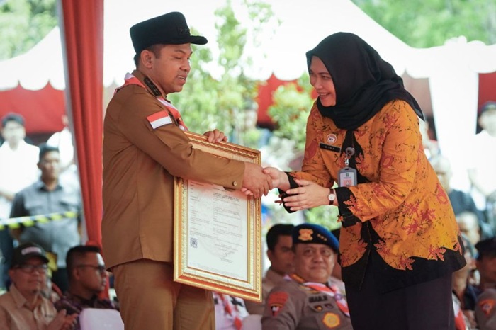 Inisiasi Jambore Karhutla, Gubri Abdul Wahid dan Kapolda Riau Diganjar Piagam HAKI