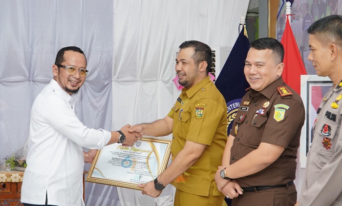 Bupati Kampar Terima Penghargaan Kementerian IMIPAS RI 