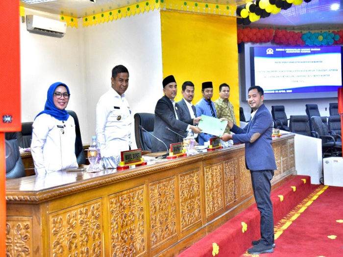Dengan Berbagai Masukan dan Catatan, 8 Fraksi DPRD Terima LKPJ Bupati Kampar 2024