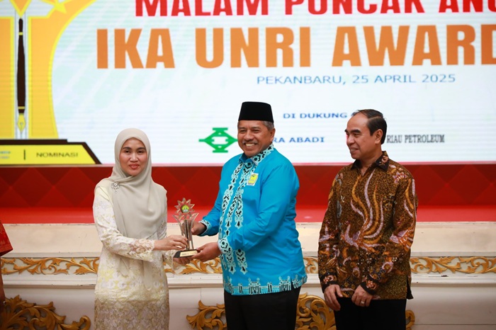 Malam Puncak Anugerah IKA UNRI Award 2025, Bupati Siak Raih Penghargaan Khusus