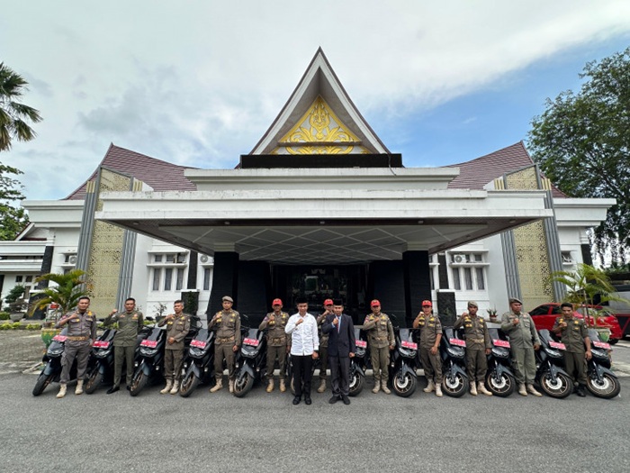 Bupati Kampar Serahkan 12 Unit Sepeda Motor Untuk Satpol PP