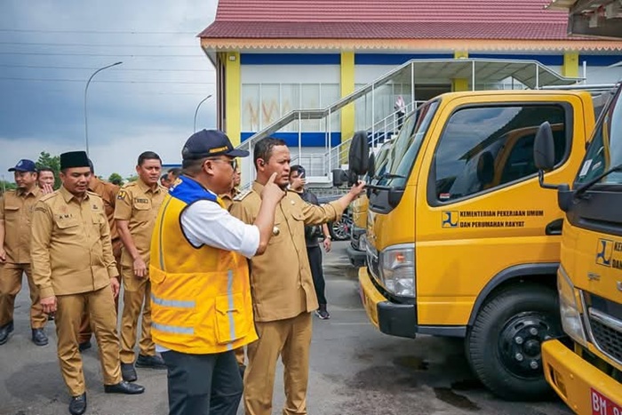 Atasi Banjir, Wali Kota Pekanbaru Minta PUPR Segera Operasikan Mobil Penyedot Lumpur